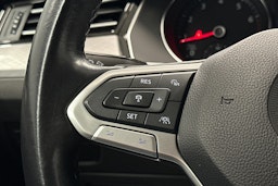 valkoinen Volkswagen Passat 2020 kuva 18.