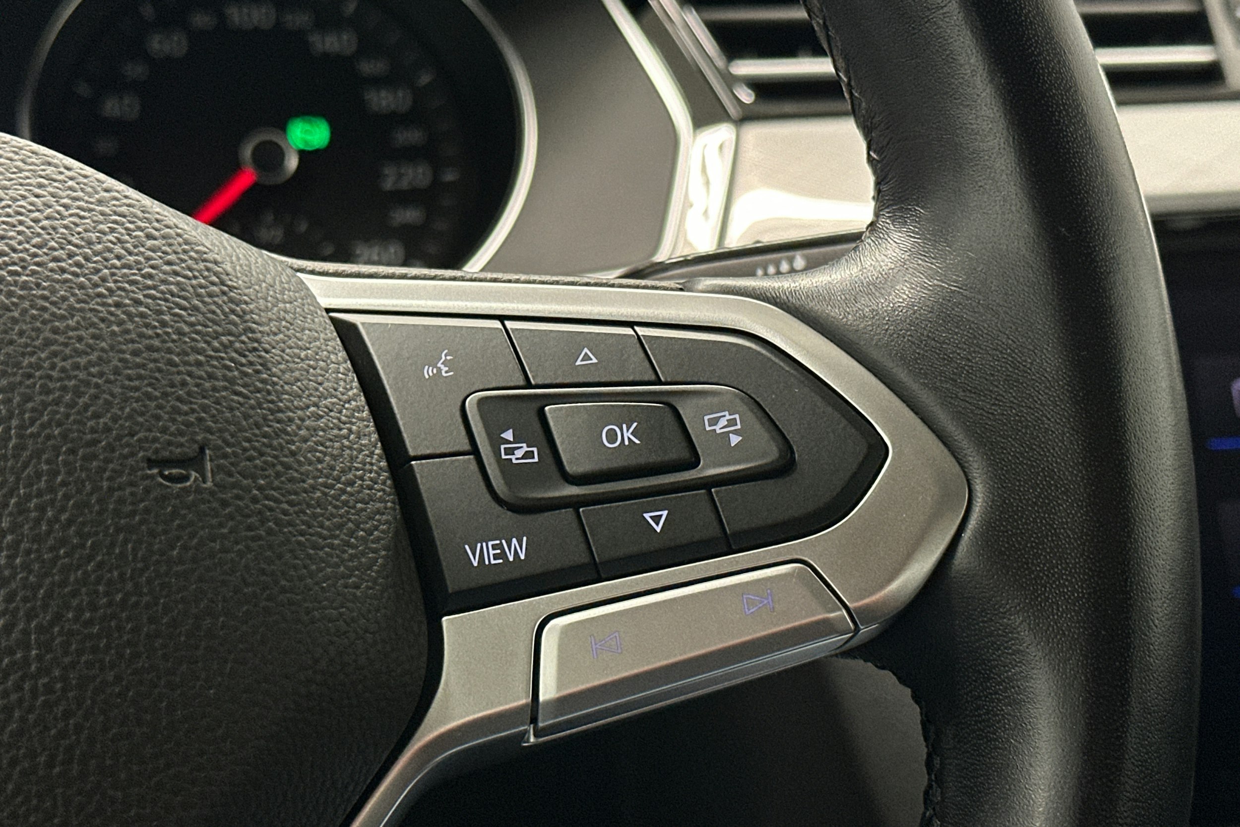 valkoinen Volkswagen Passat 2020 kuva 19.