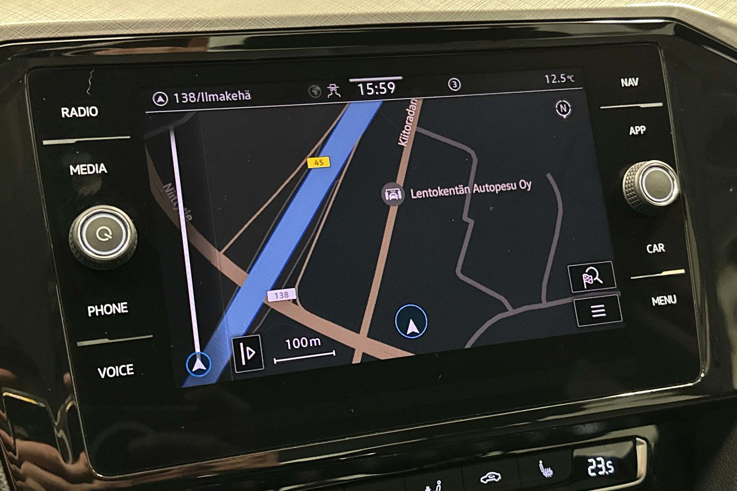 valkoinen Volkswagen Passat 2020 kuva 21.