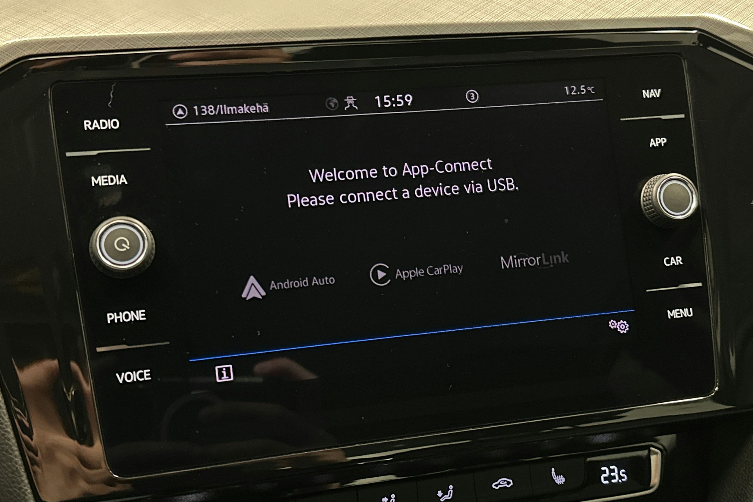 valkoinen Volkswagen Passat 2020 kuva 23.