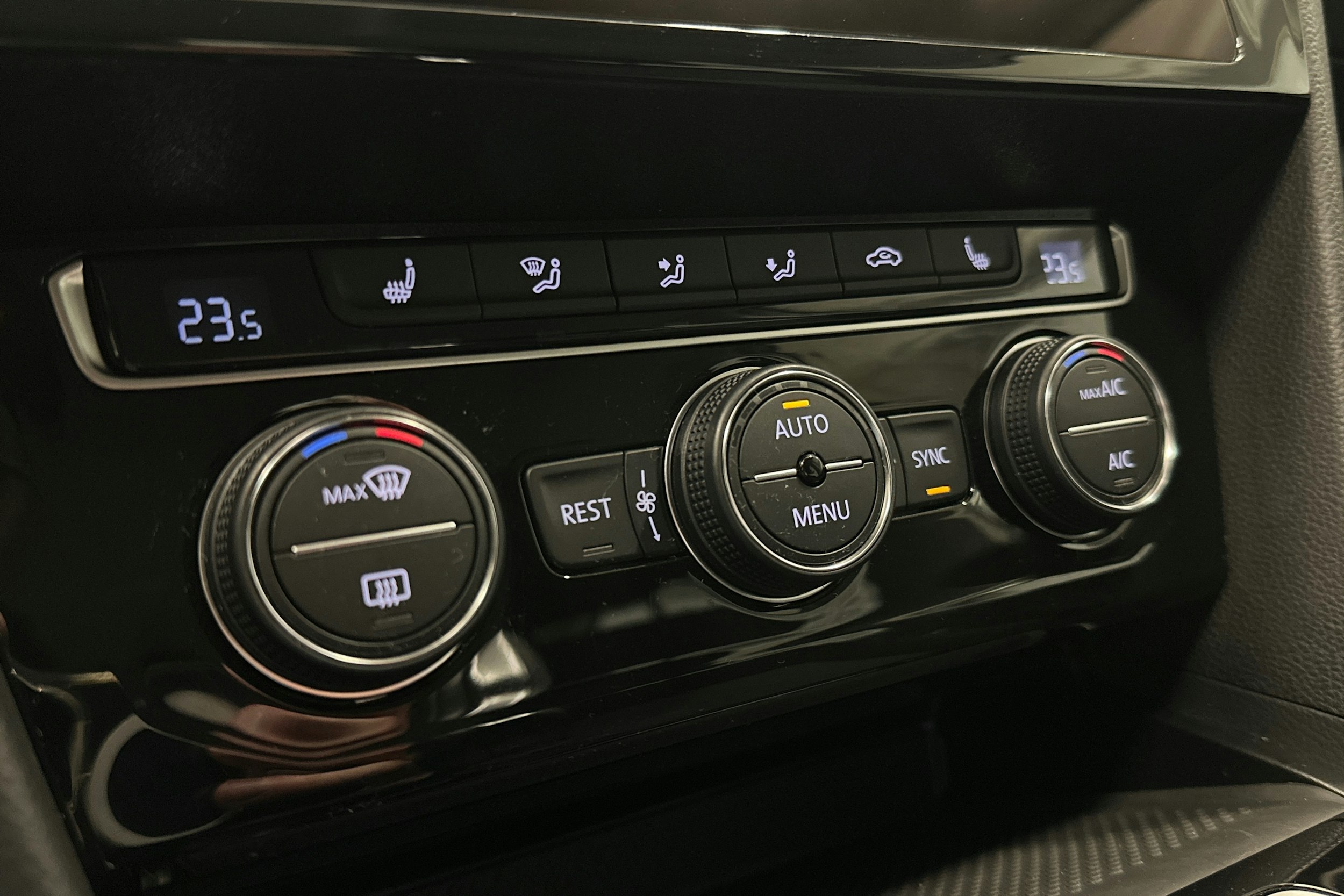 valkoinen Volkswagen Passat 2020 kuva 25.