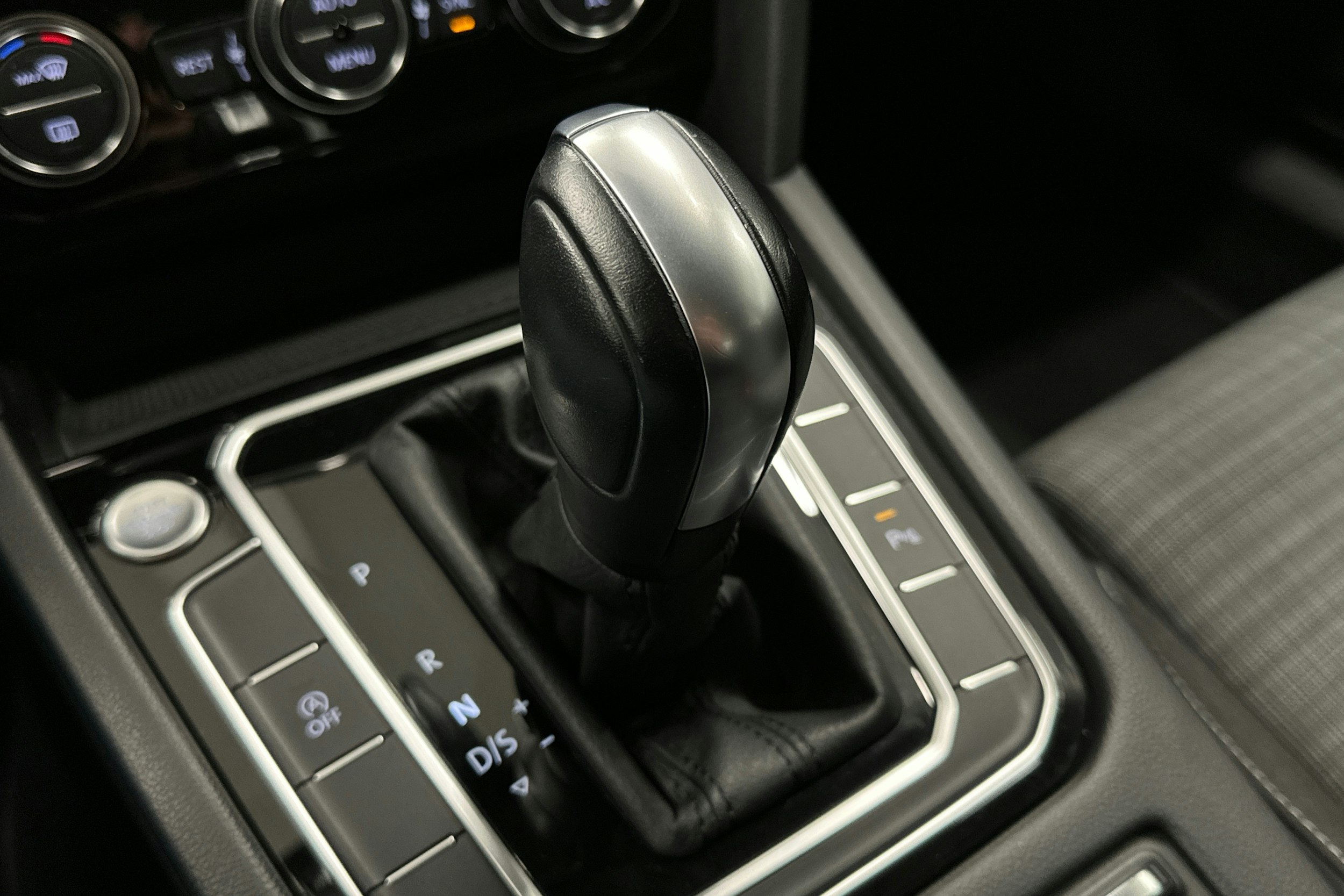 valkoinen Volkswagen Passat 2020 kuva 26.