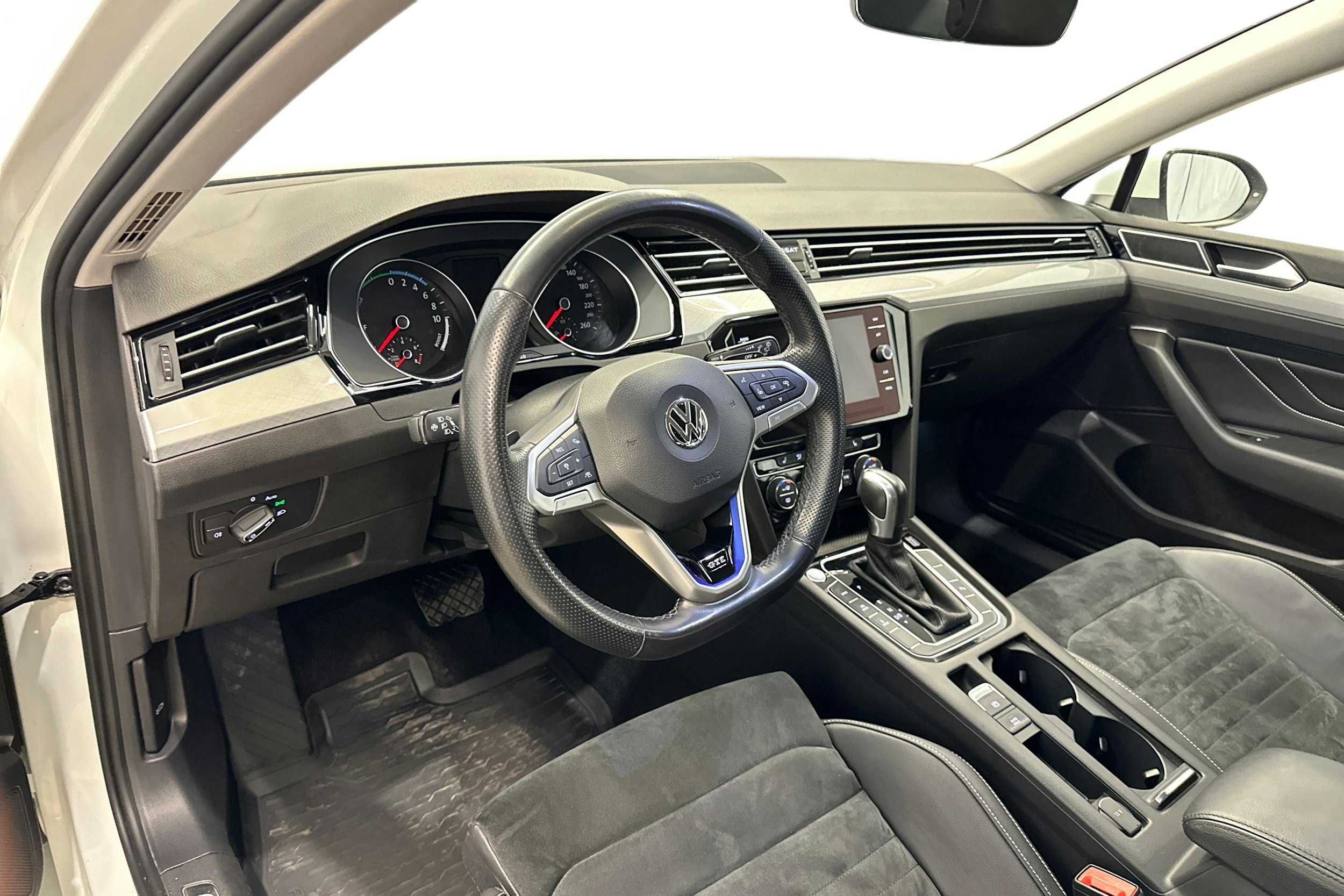 valkoinen Volkswagen Passat 2020 kuva 7.