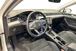 valkoinen Volkswagen Passat 2020 kuva 7.