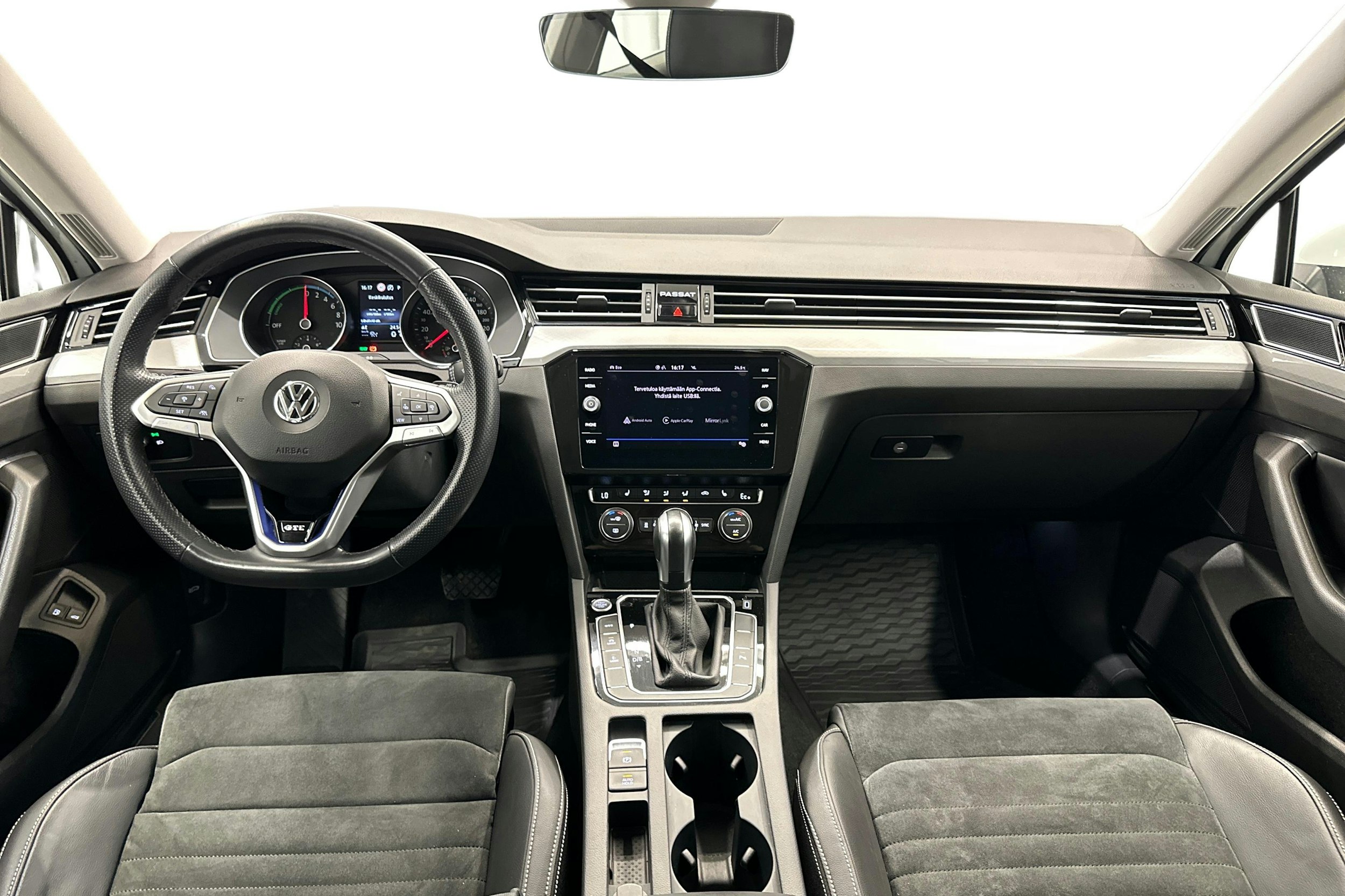 valkoinen Volkswagen Passat 2020 kuva 9.