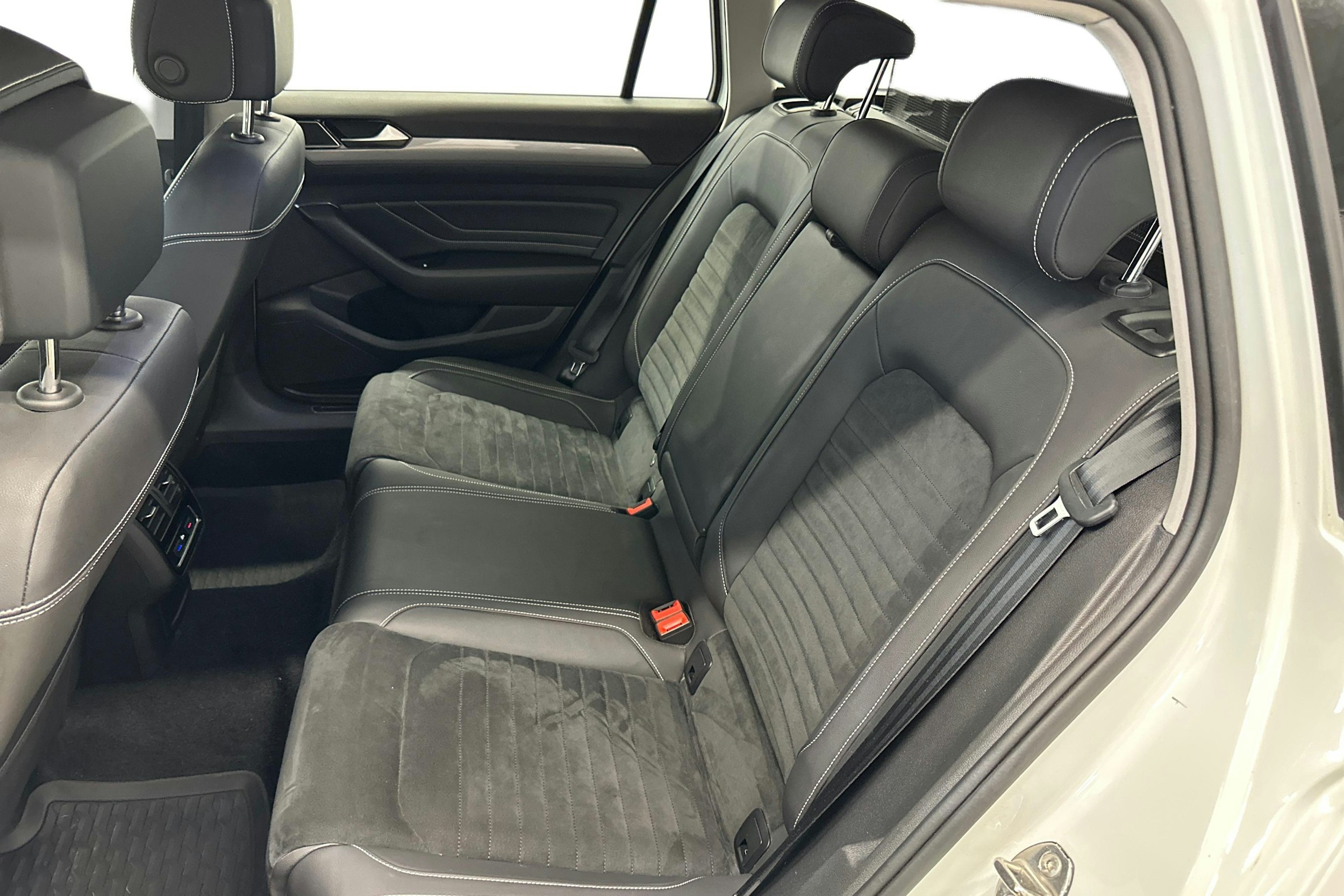 valkoinen Volkswagen Passat 2020 kuva 10.
