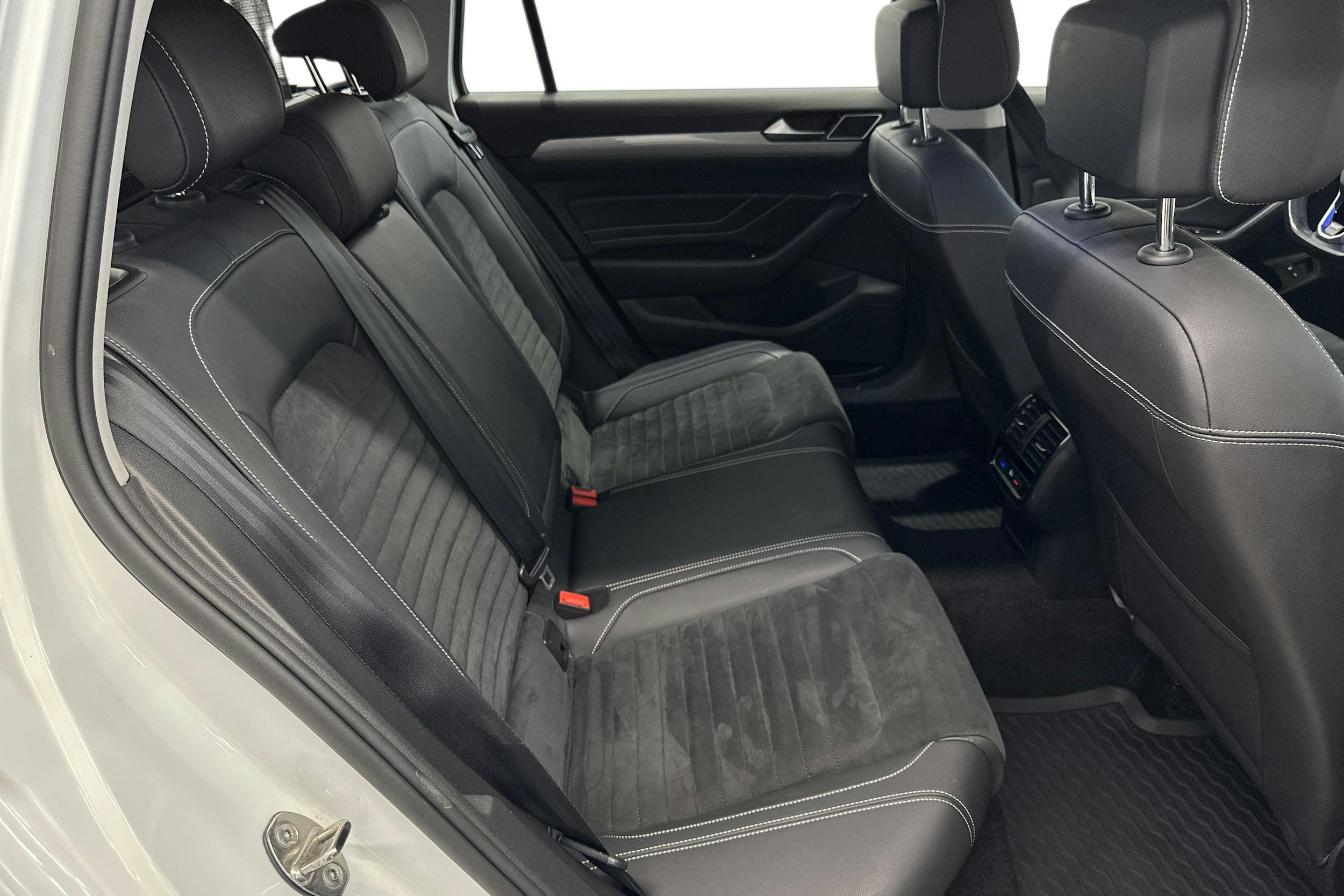 valkoinen Volkswagen Passat 2020 kuva 11.
