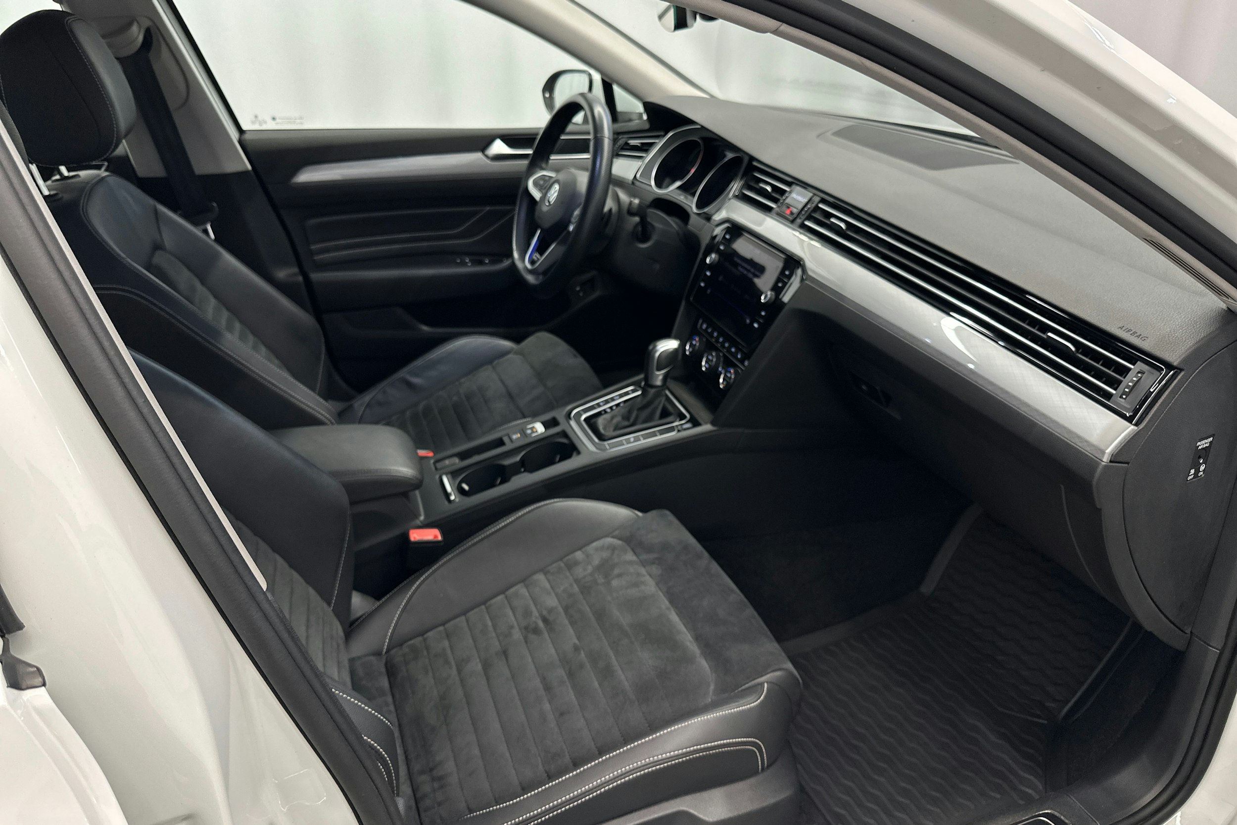 valkoinen Volkswagen Passat 2020 kuva 13.