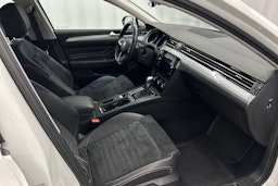 valkoinen Volkswagen Passat 2020 kuva 13.