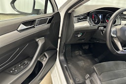 valkoinen Volkswagen Passat 2020 kuva 14.