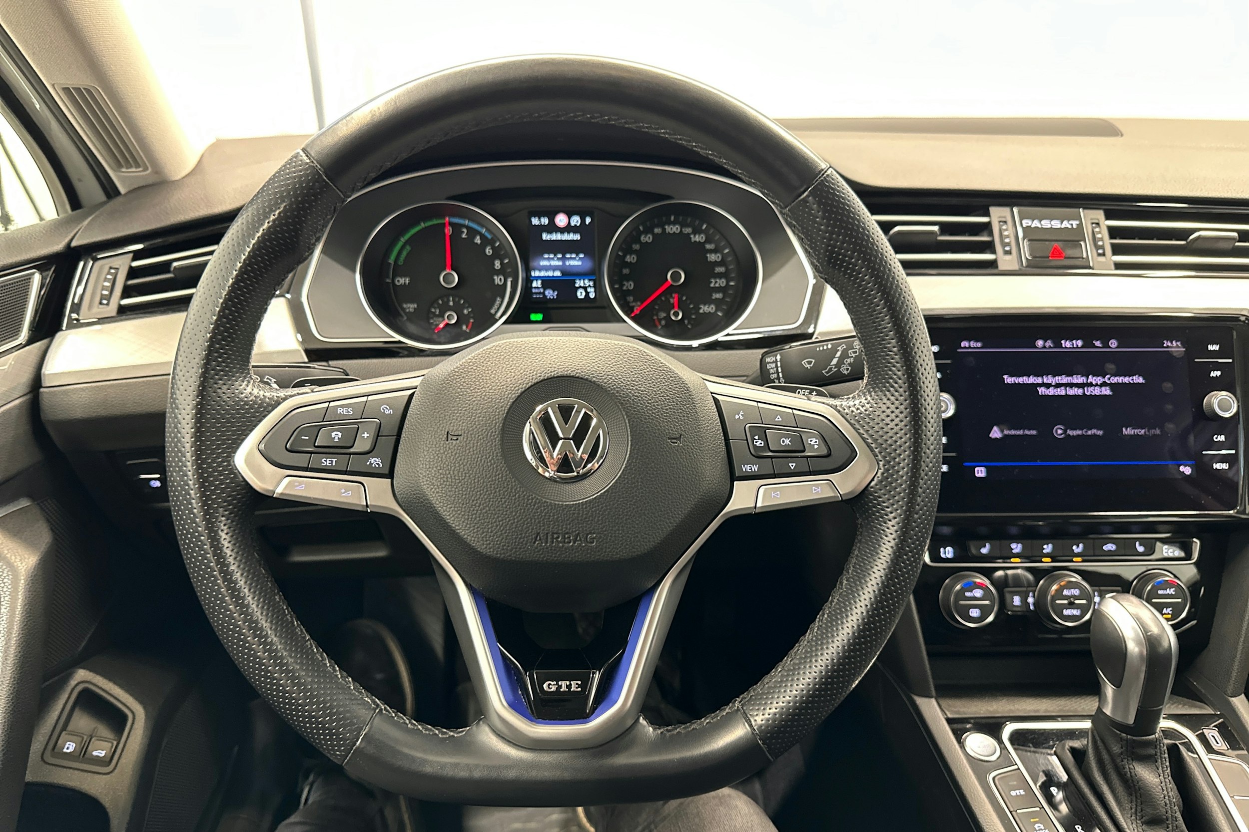 valkoinen Volkswagen Passat 2020 kuva 15.