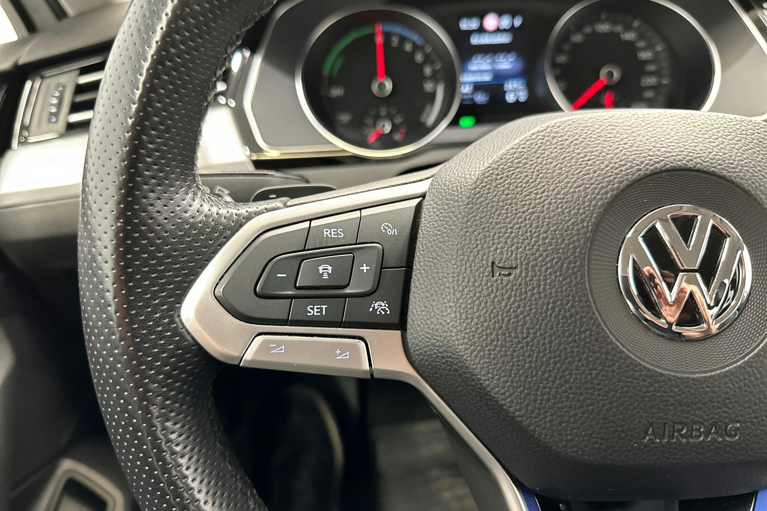 valkoinen Volkswagen Passat 2020 kuva 16.