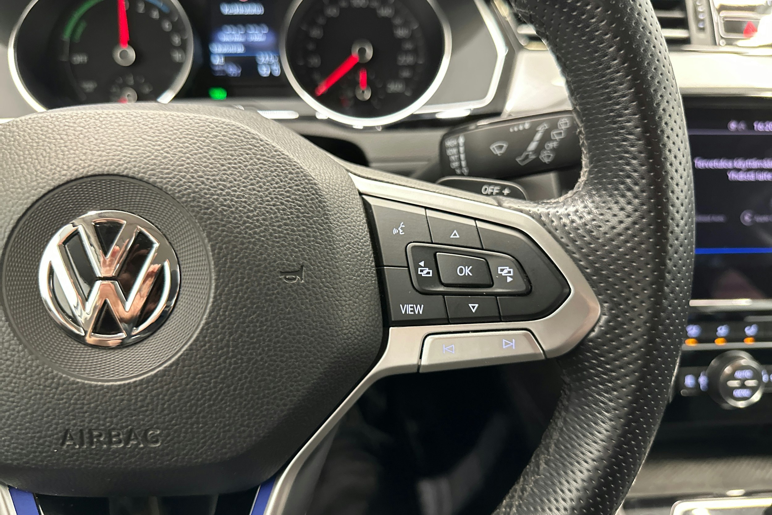 valkoinen Volkswagen Passat 2020 kuva 17.