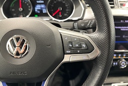 valkoinen Volkswagen Passat 2020 kuva 17.