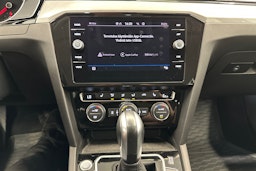 valkoinen Volkswagen Passat 2020 kuva 18.