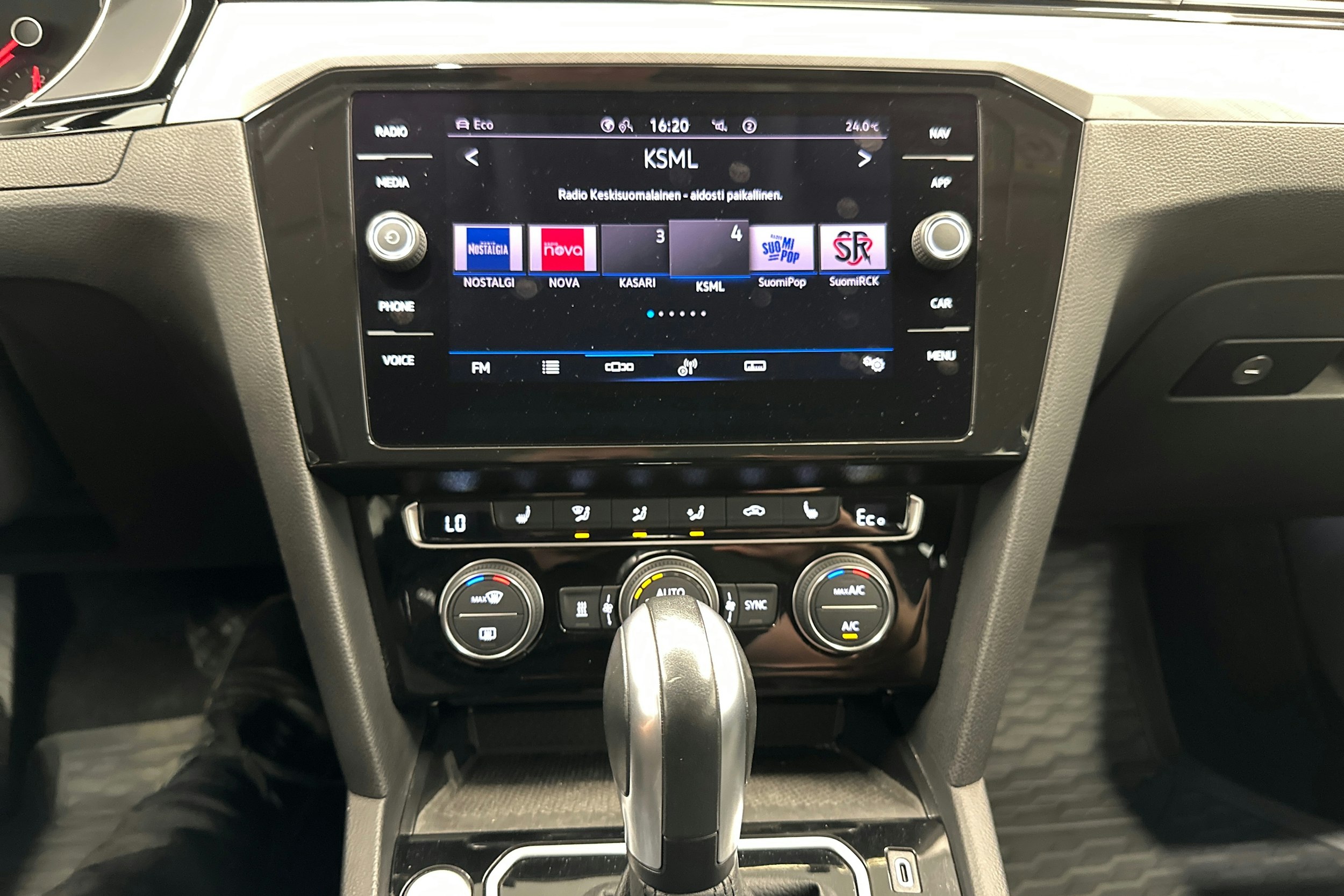 valkoinen Volkswagen Passat 2020 kuva 19.