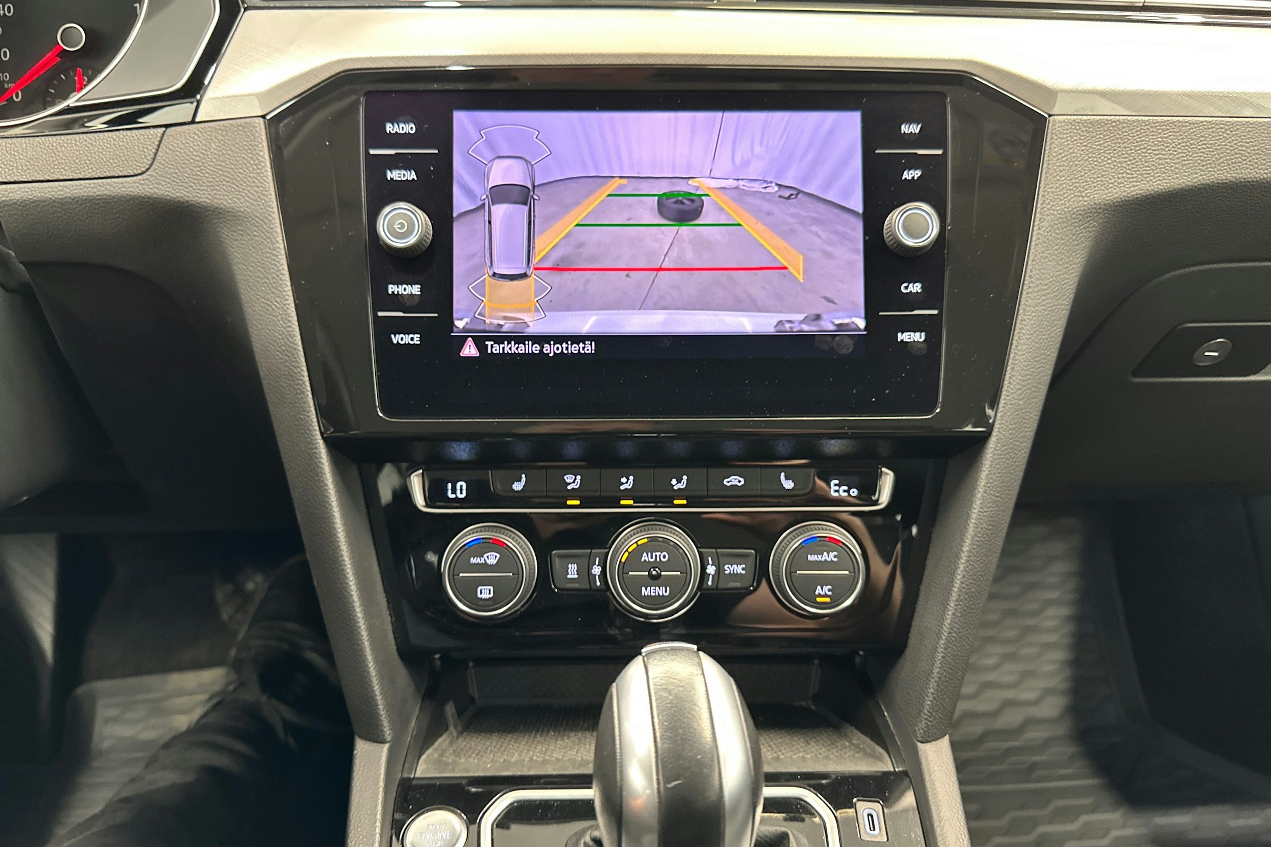 valkoinen Volkswagen Passat 2020 kuva 20.