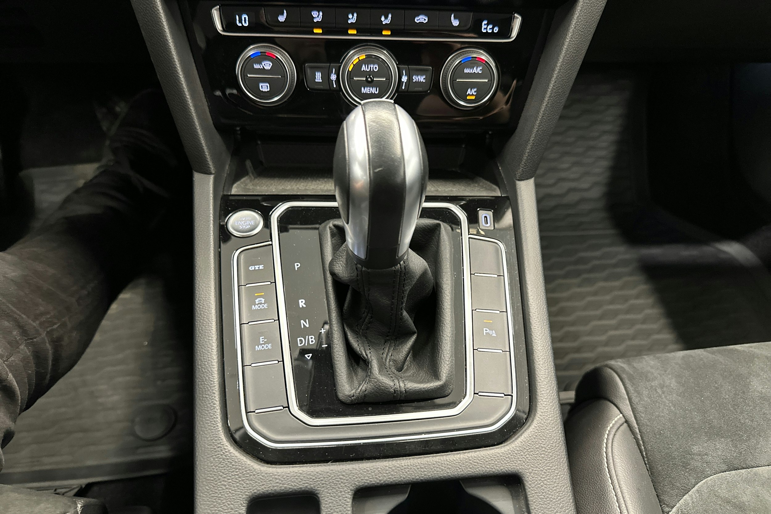 valkoinen Volkswagen Passat 2020 kuva 21.