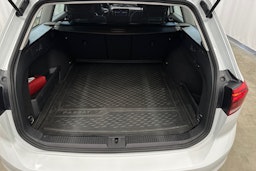 valkoinen Volkswagen Passat 2020 kuva 23.