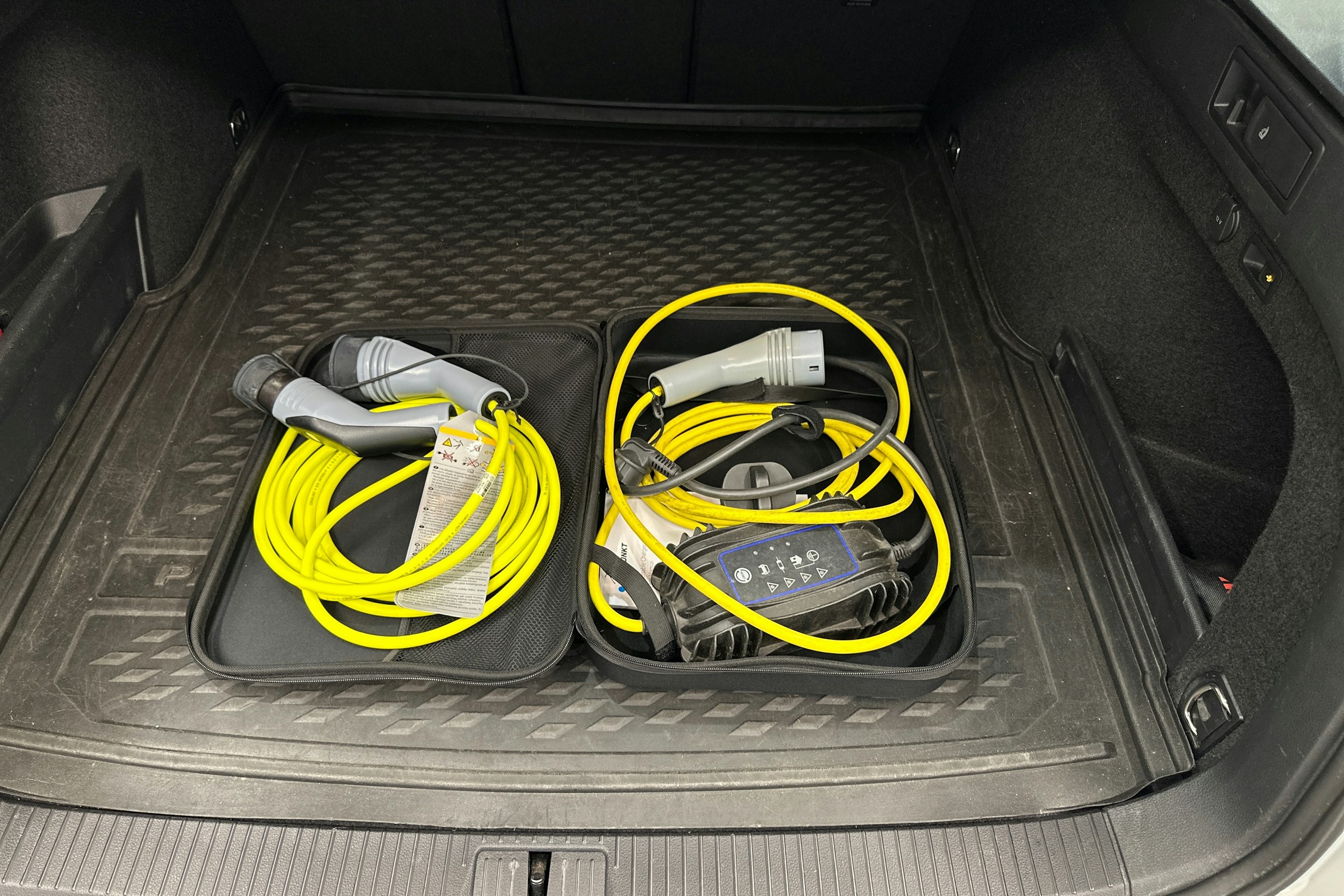 valkoinen Volkswagen Passat 2020 kuva 24.