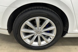 valkoinen Volkswagen Passat 2020 kuva 26.
