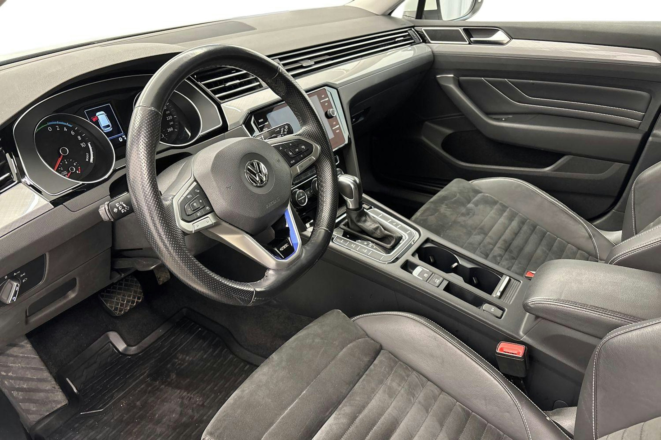 valkoinen Volkswagen Passat 2020 kuva 7.