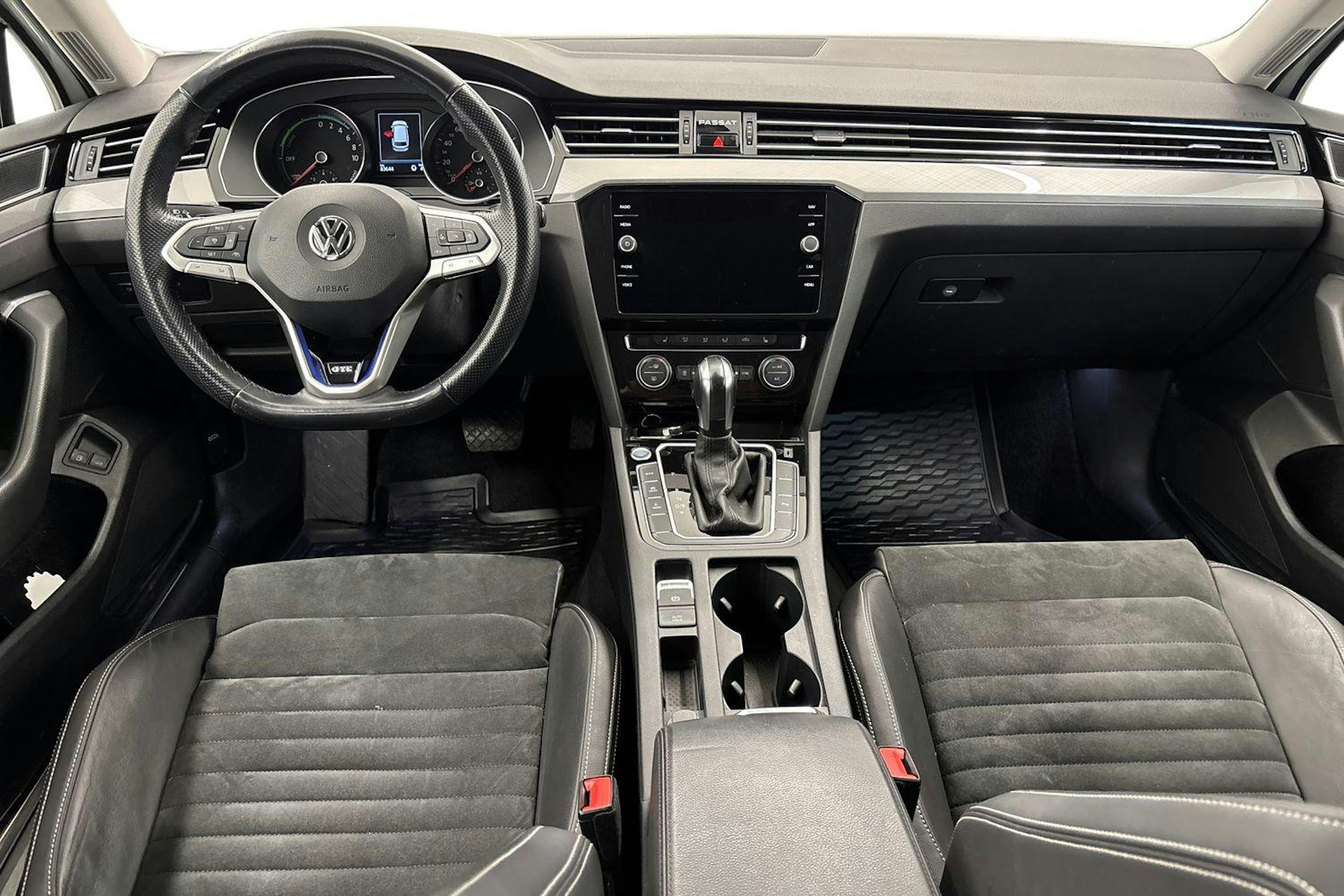 valkoinen Volkswagen Passat 2020 kuva 9.