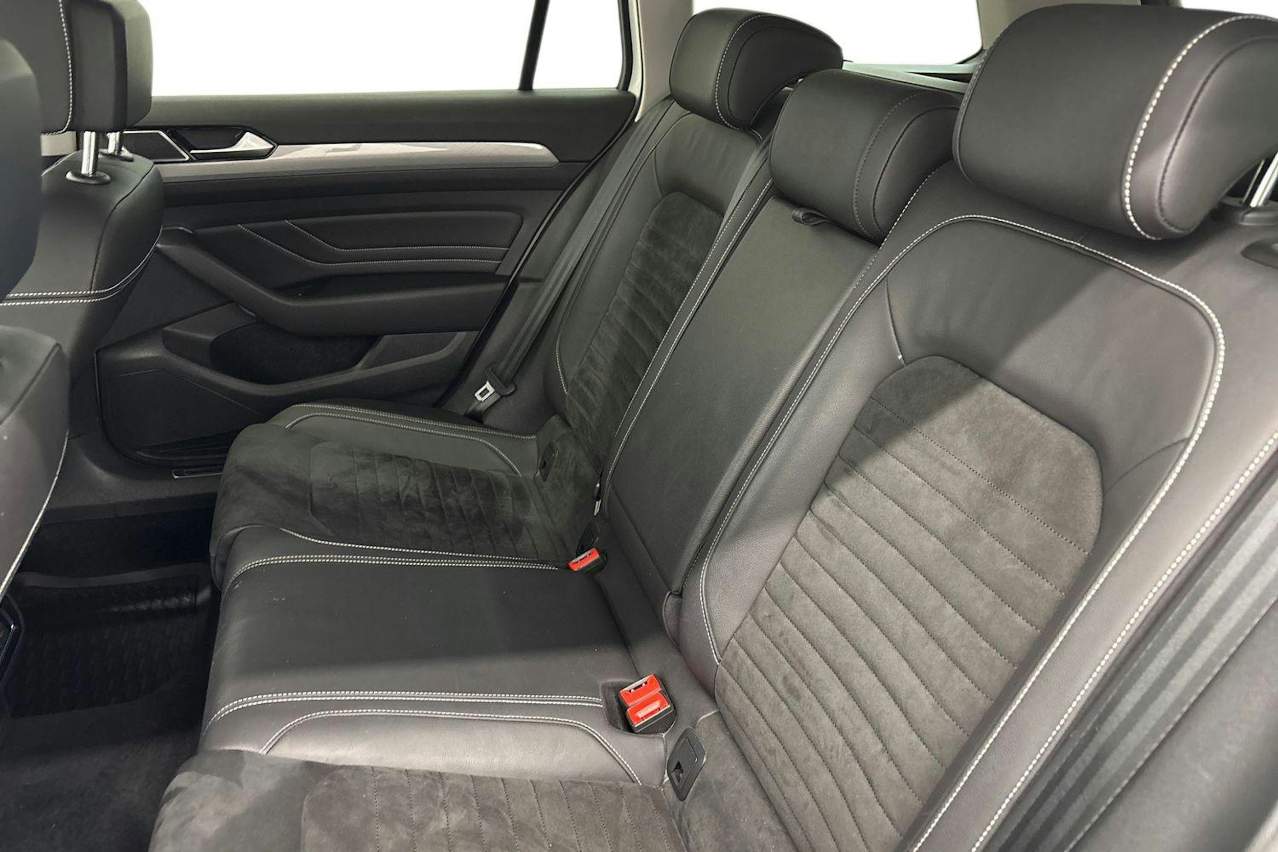 valkoinen Volkswagen Passat 2020 kuva 10.