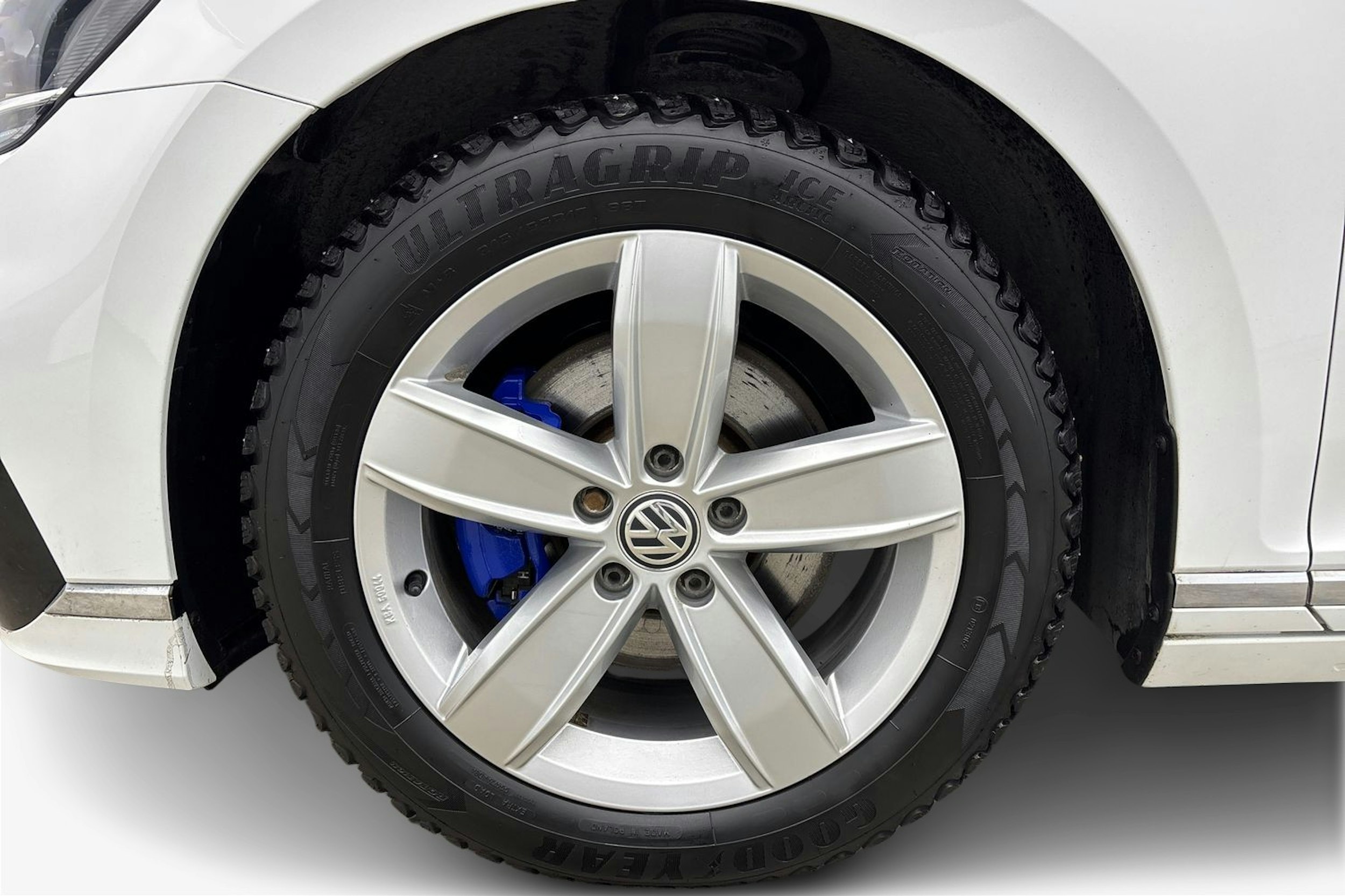 valkoinen Volkswagen Passat 2020 kuva 11.