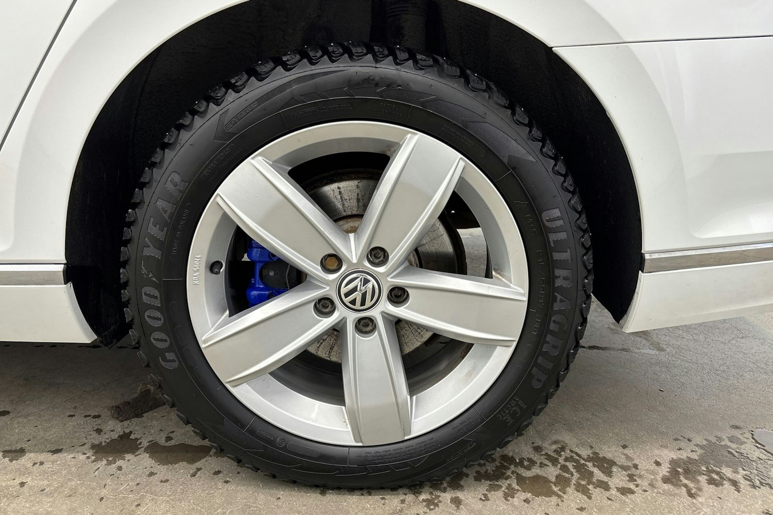 valkoinen Volkswagen Passat 2020 kuva 13.