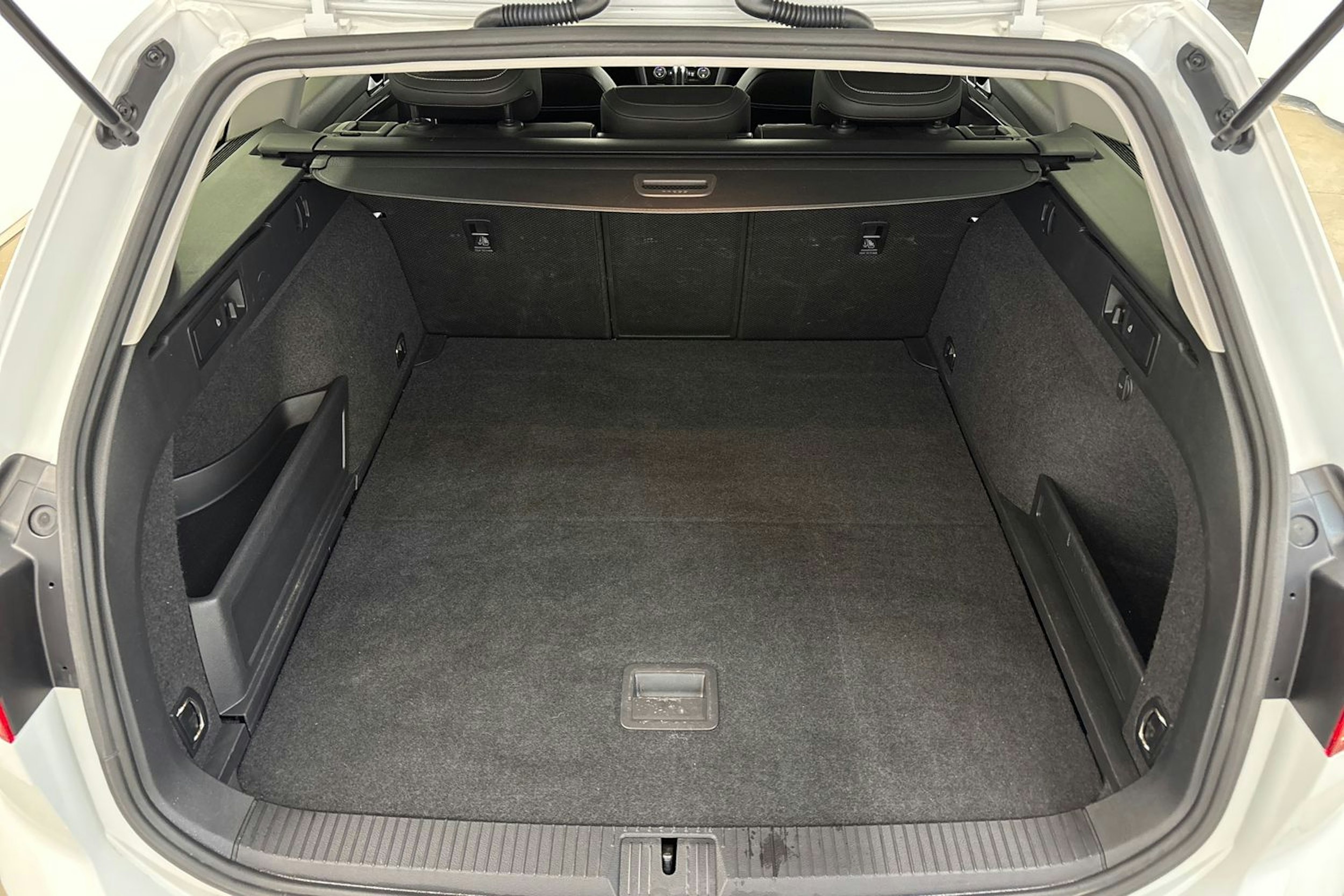 valkoinen Volkswagen Passat 2020 kuva 16.