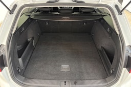 valkoinen Volkswagen Passat 2020 kuva 16.