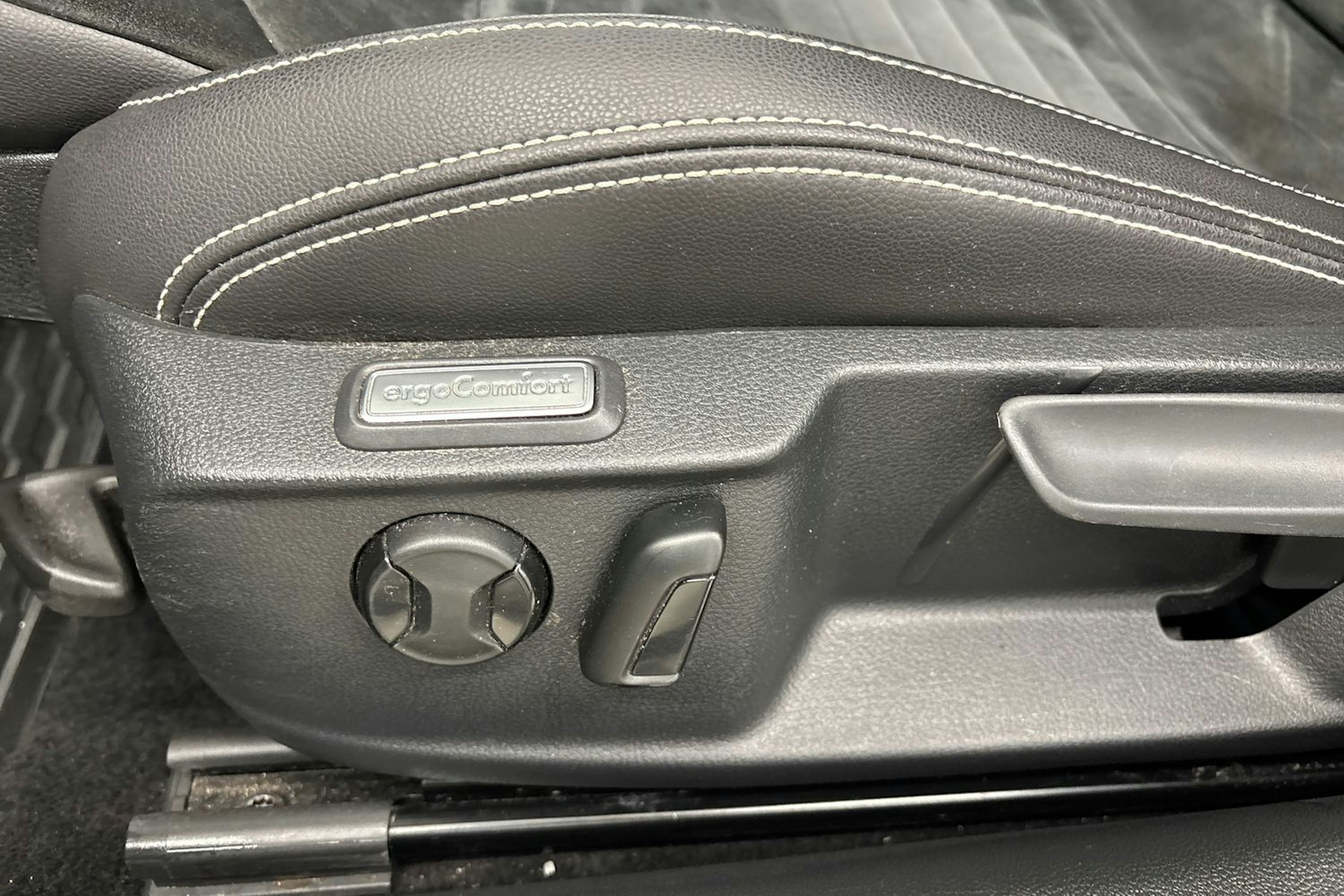 valkoinen Volkswagen Passat 2020 kuva 18.