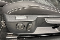 valkoinen Volkswagen Passat 2020 kuva 18.