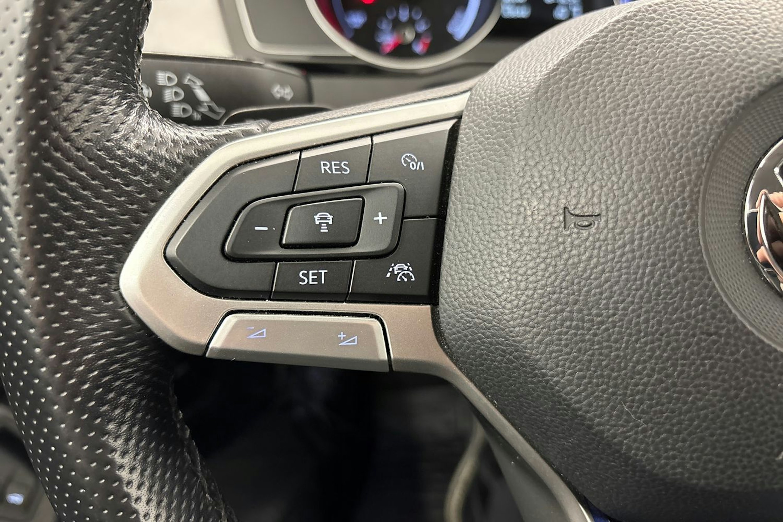 valkoinen Volkswagen Passat 2020 kuva 20.