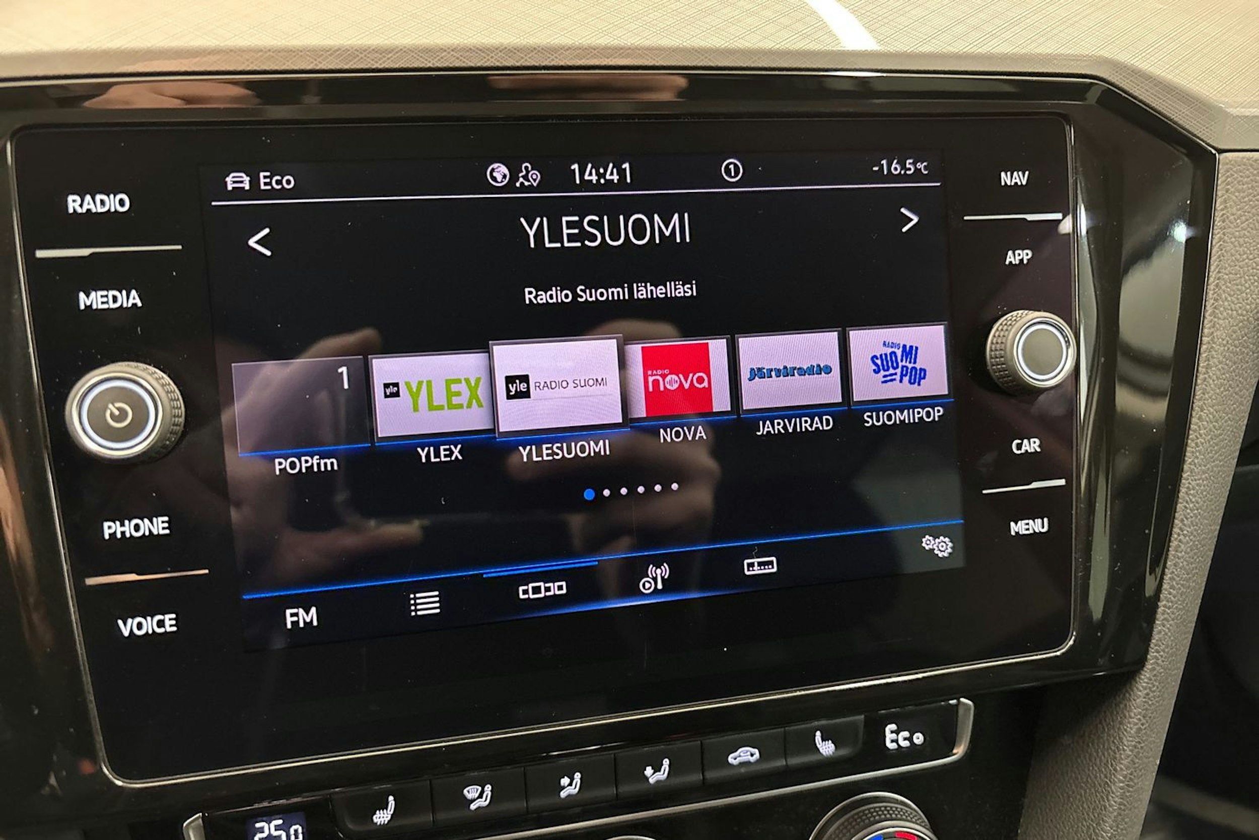 valkoinen Volkswagen Passat 2020 kuva 22.