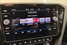 valkoinen Volkswagen Passat 2020 kuva 22.