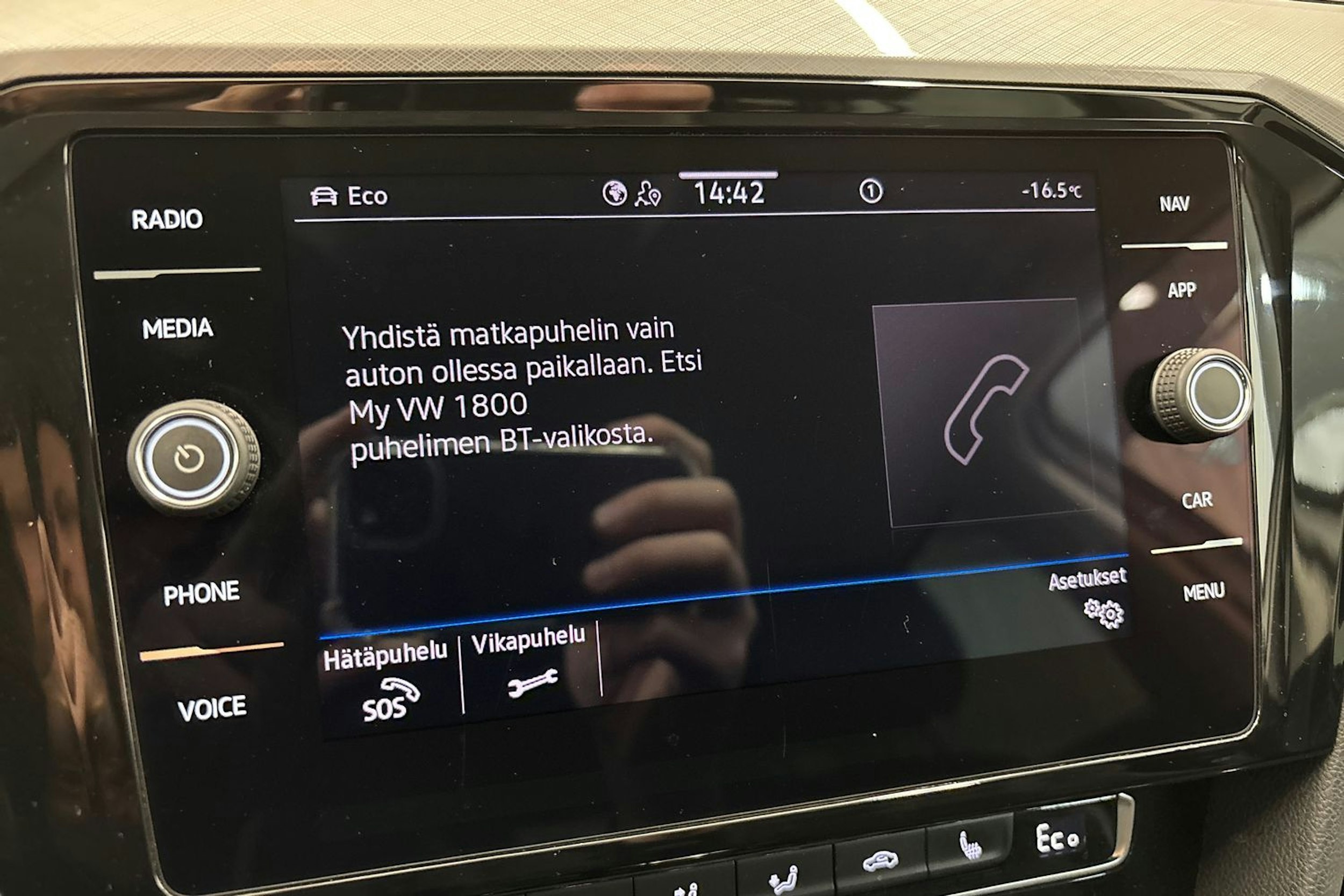 valkoinen Volkswagen Passat 2020 kuva 24.
