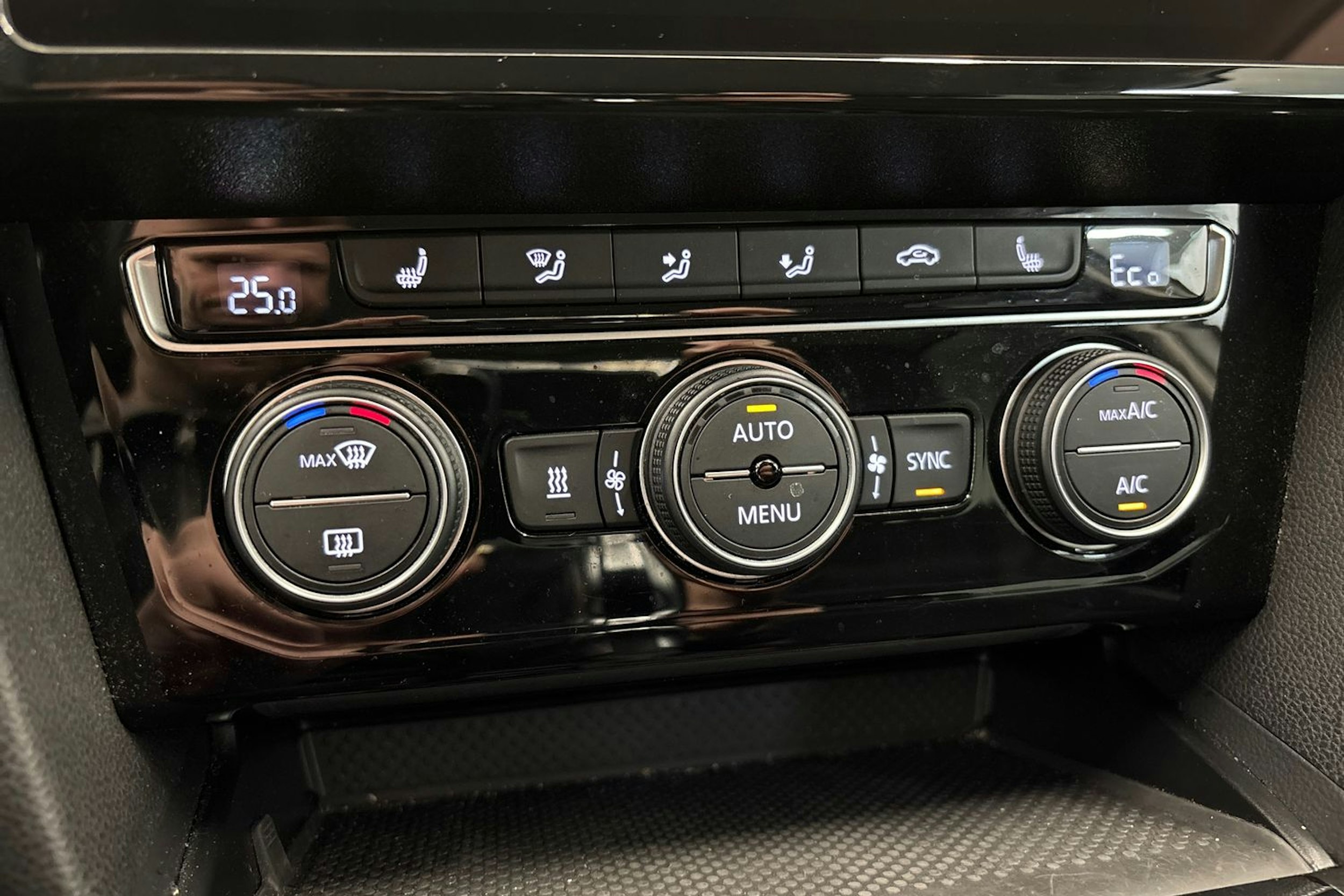 valkoinen Volkswagen Passat 2020 kuva 25.