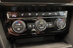 valkoinen Volkswagen Passat 2020 kuva 25.