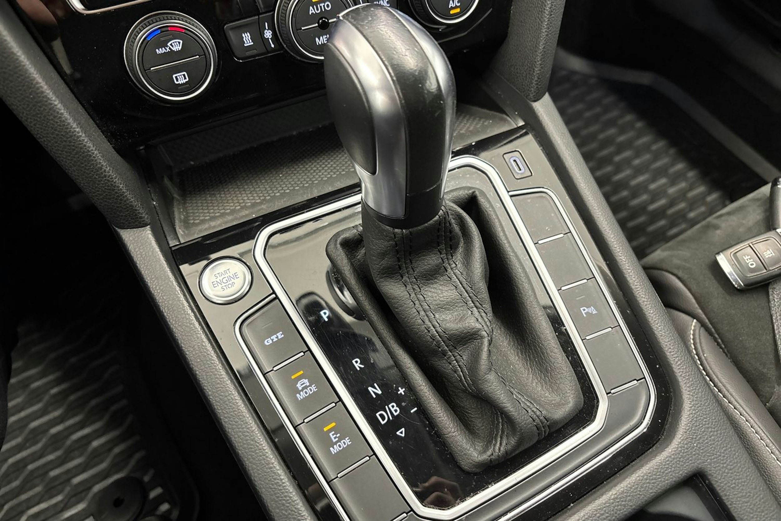 valkoinen Volkswagen Passat 2020 kuva 26.