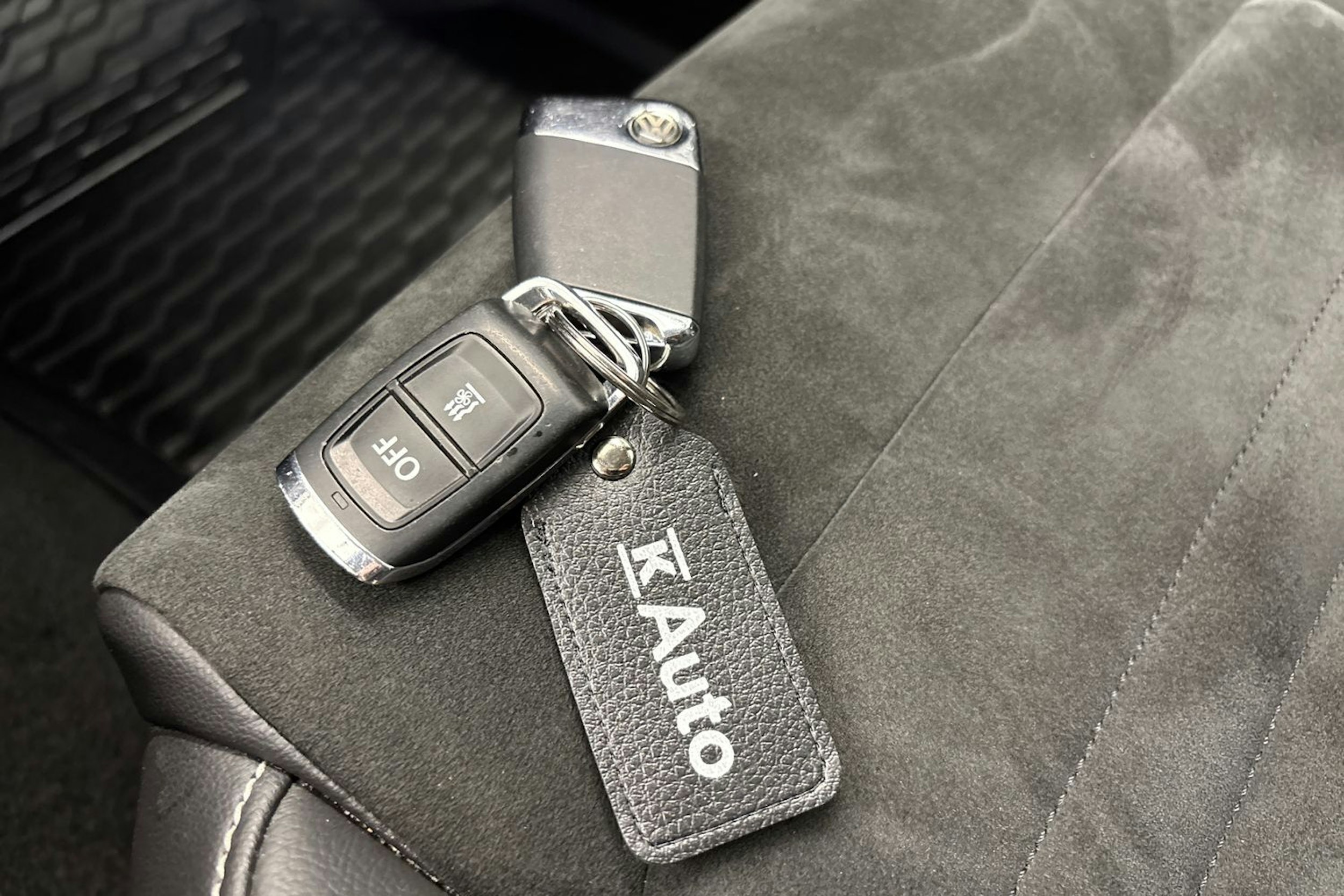 valkoinen Volkswagen Passat 2020 kuva 28.