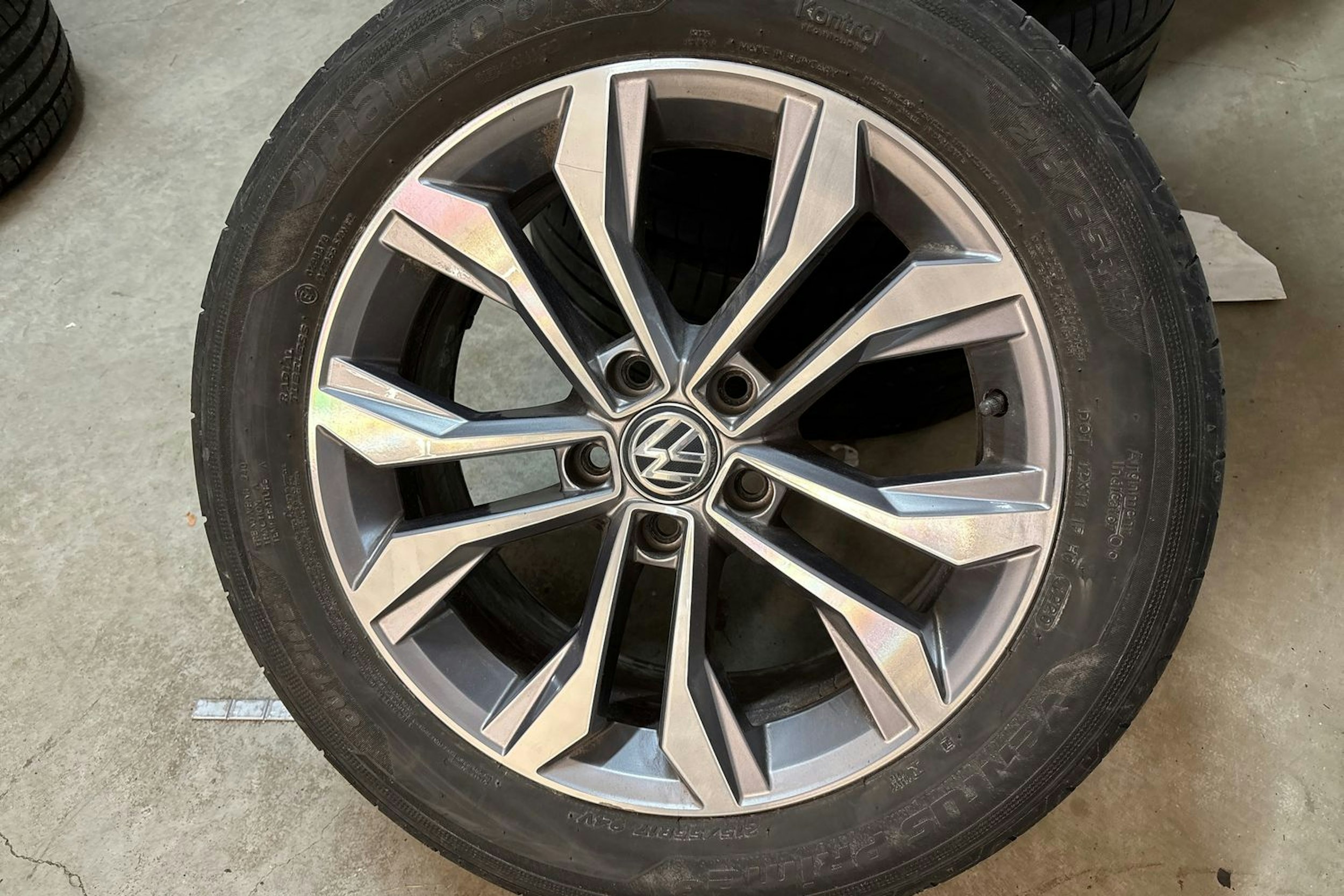 valkoinen Volkswagen Passat 2020 kuva 30.