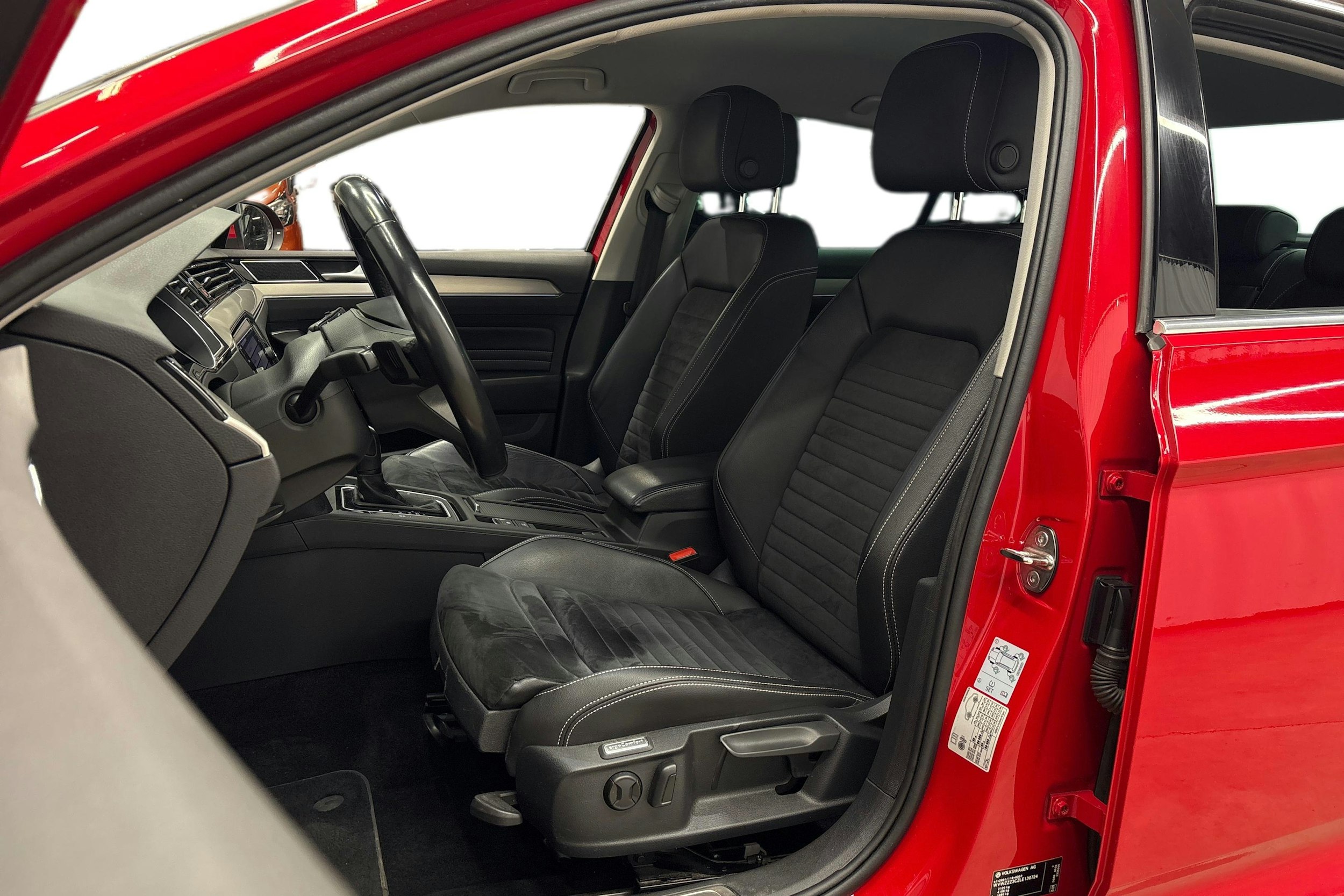 punainen Volkswagen Passat 2020 kuva 10.