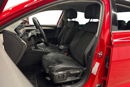 punainen Volkswagen Passat 2020 kuva 10.