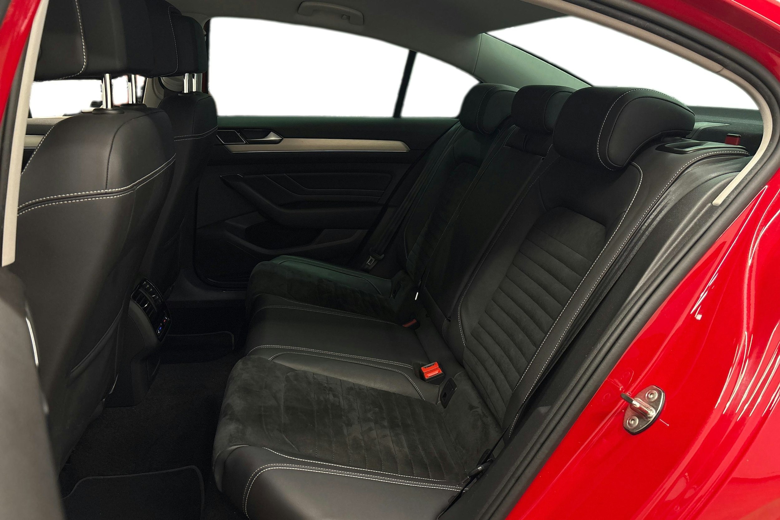 punainen Volkswagen Passat 2020 kuva 11.