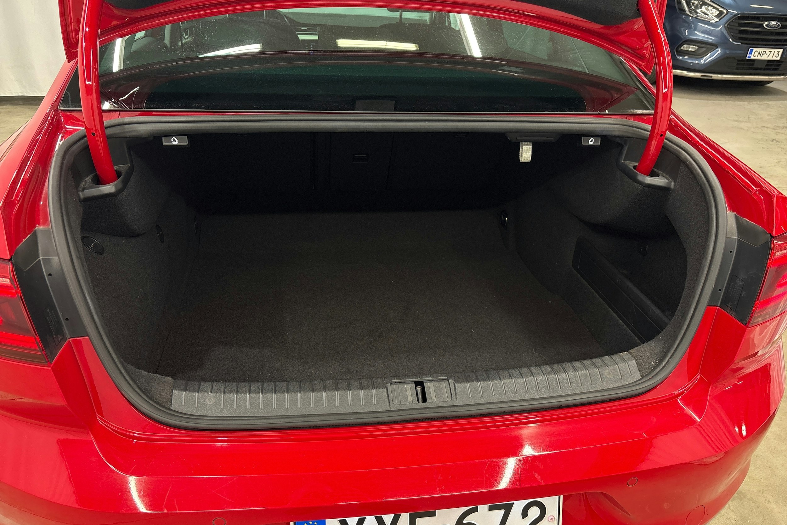 punainen Volkswagen Passat 2020 kuva 13.