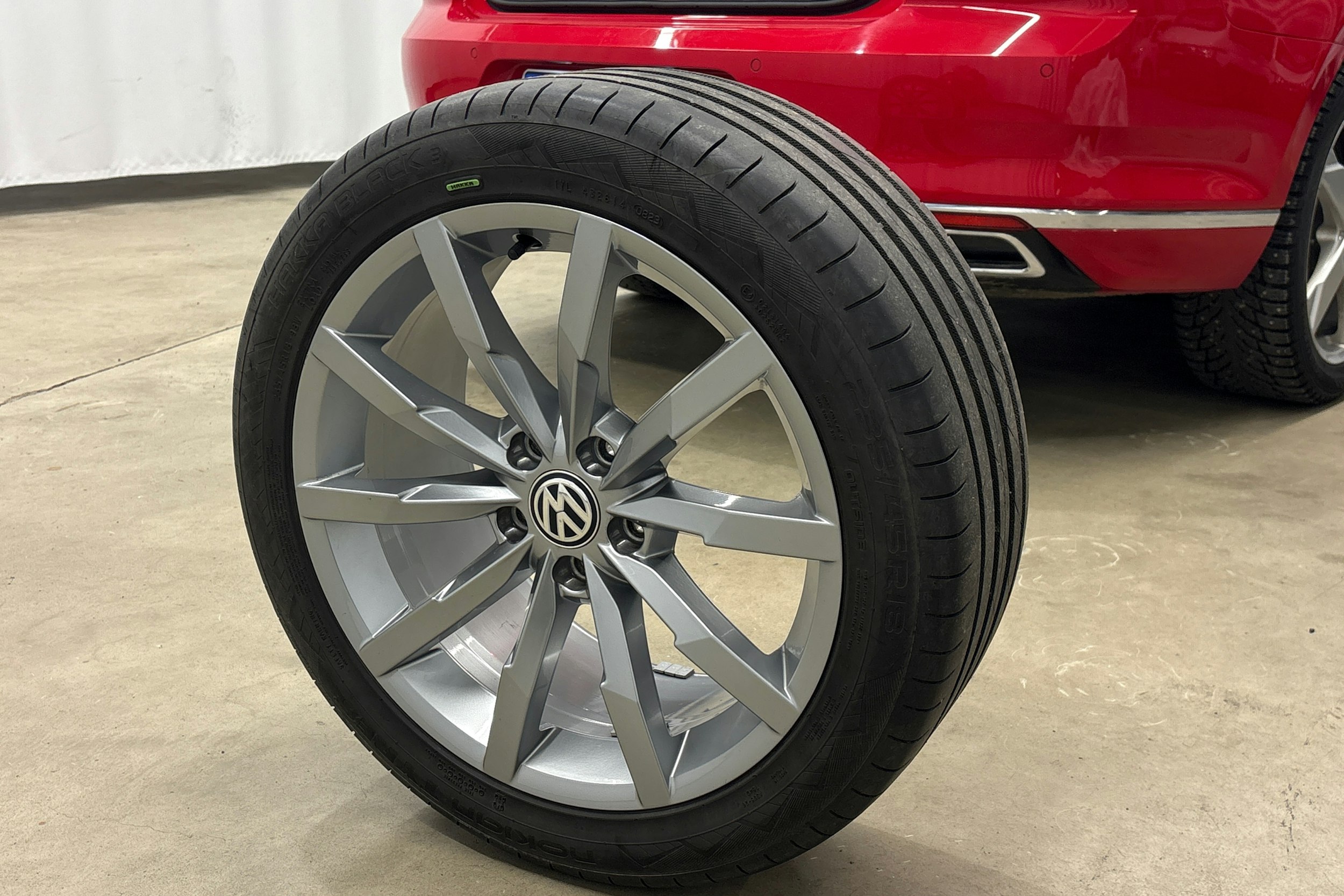 punainen Volkswagen Passat 2020 kuva 15.