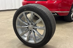 punainen Volkswagen Passat 2020 kuva 15.