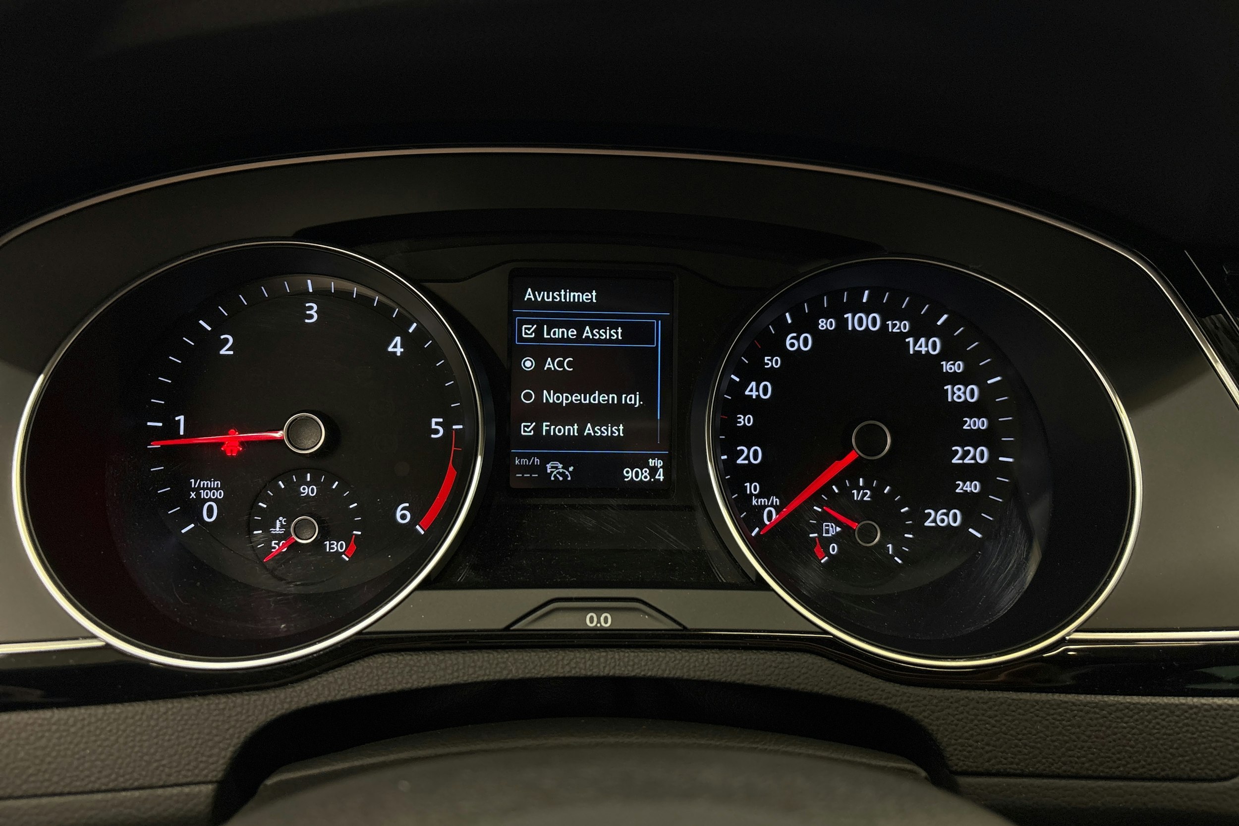 punainen Volkswagen Passat 2020 kuva 16.